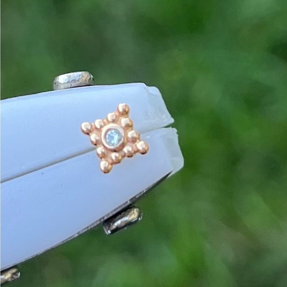 Anatometal Sabrina four cluster Threadless end in rose gold/cz (no backing).